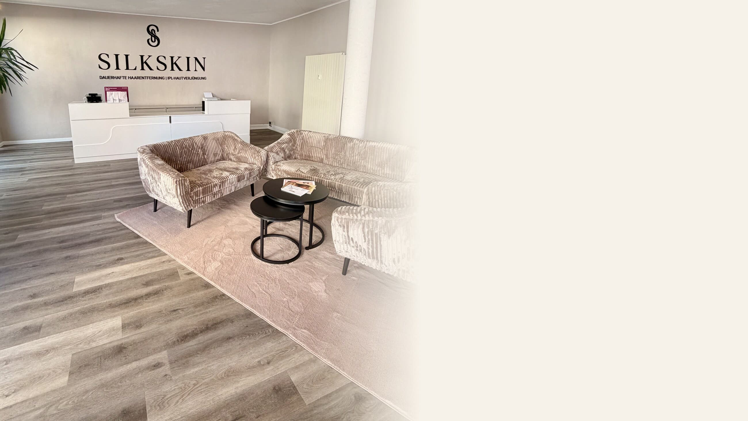 Empfangs- und Loungebereich bei SILKSKIN in Perl