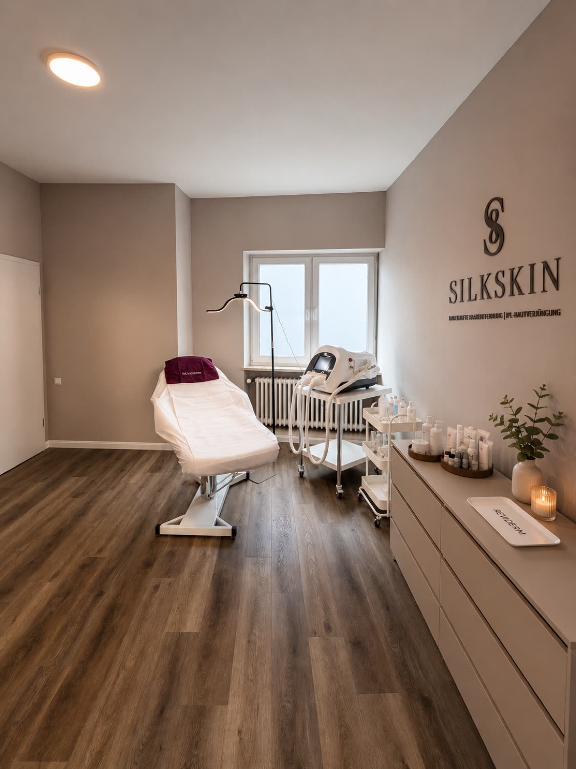 Behandlungsraum bei SILKSKIN in Perl mit Behandlungsliege und IPL-Gerät