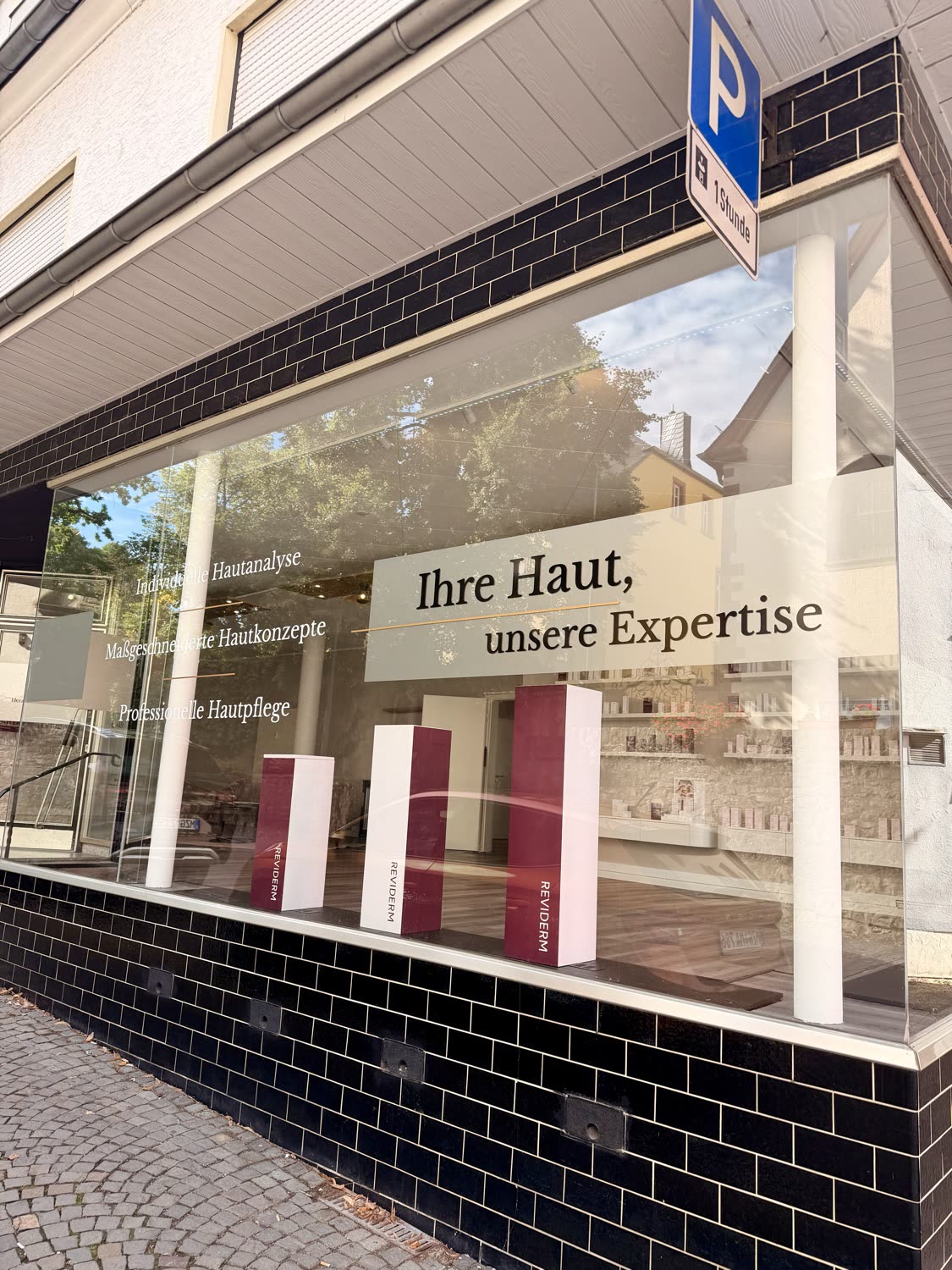 Schaufenster von SILKSKIN in Perl mit REVIDERM-Produkten